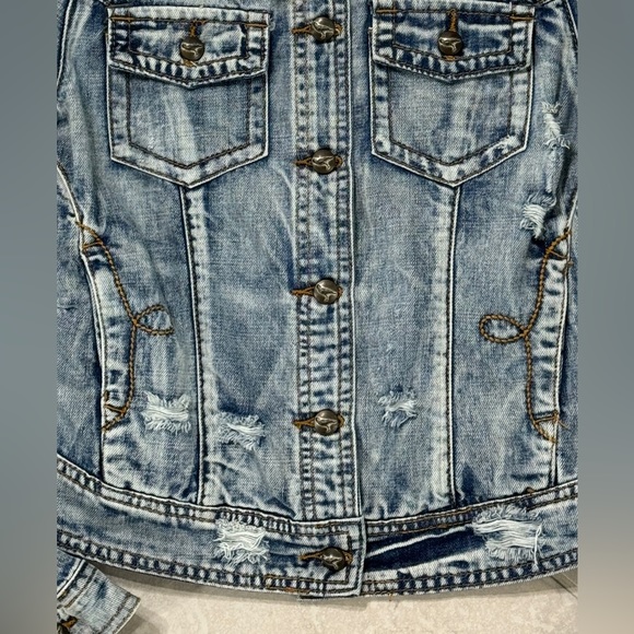 **NEW** - WOMEN’S DENIM DISTRESSED BLUE JEAN JACKET W/LACE (SMALL) - Picture 4 of 8